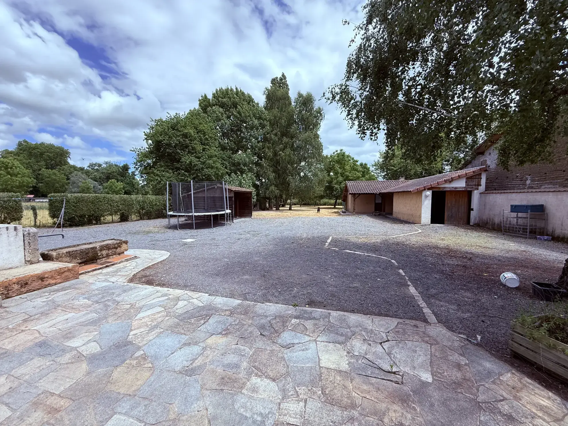 Charmante maison familiale de 185 m² à Saint-Priest-Bramefant avec grand terrain 