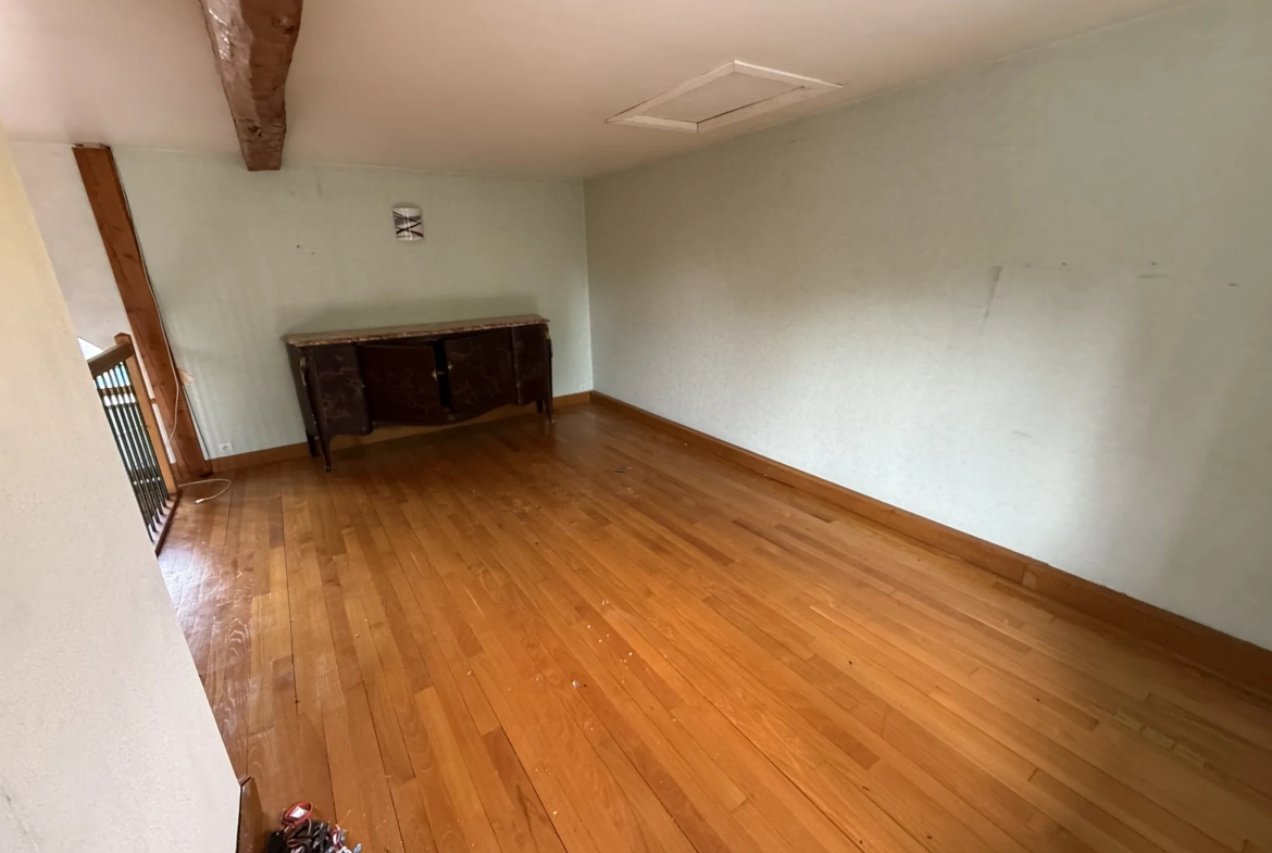 Charmante maison familiale de 185 m² à Saint-Priest-Bramefant avec grand terrain 