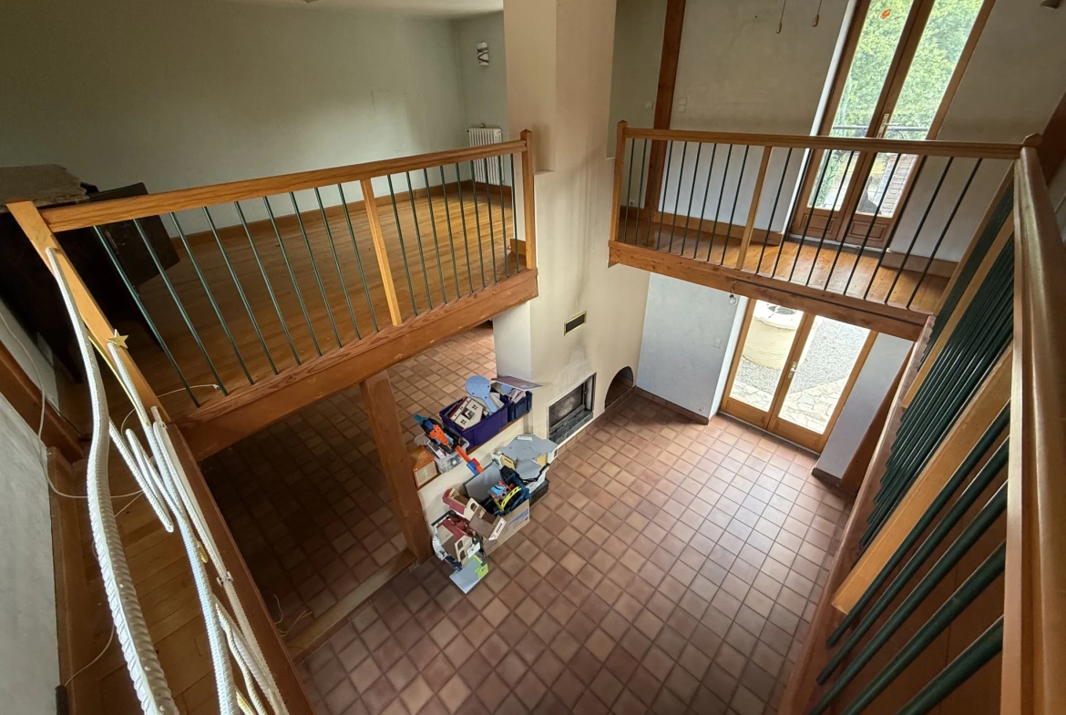 Charmante maison familiale de 185 m² à Saint-Priest-Bramefant avec grand terrain 