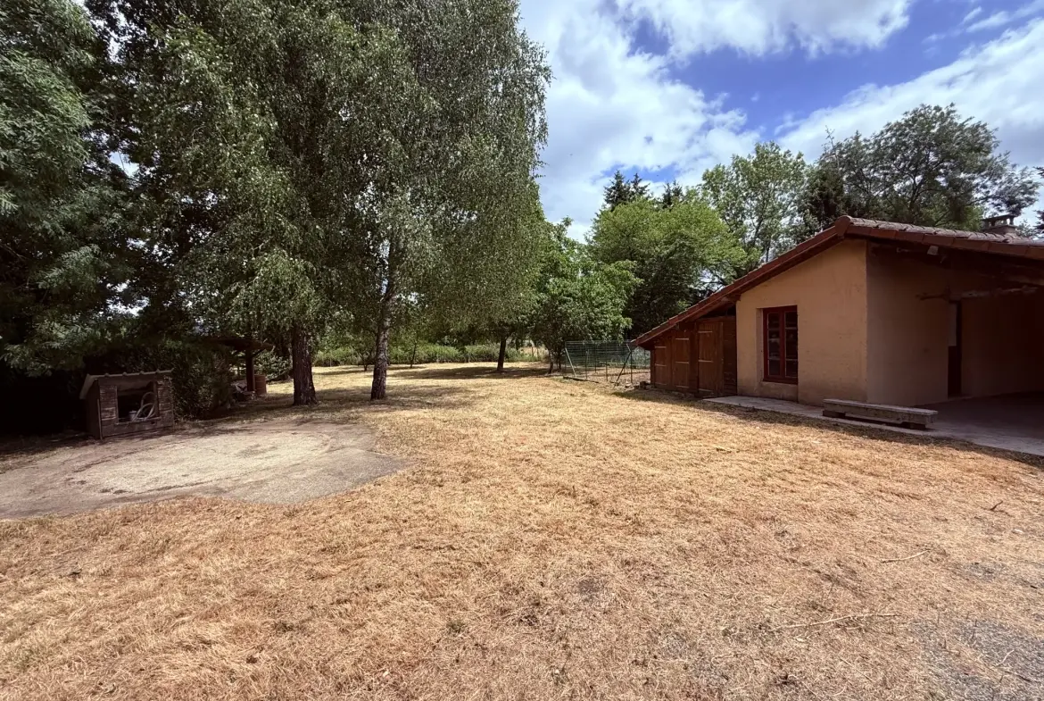 Charmante maison familiale de 185 m² à Saint-Priest-Bramefant avec grand terrain 