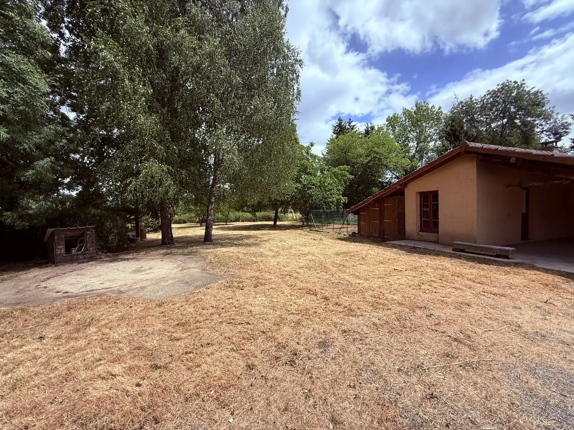 Charmante maison familiale de 185 m² à Saint-Priest-Bramefant avec grand terrain 