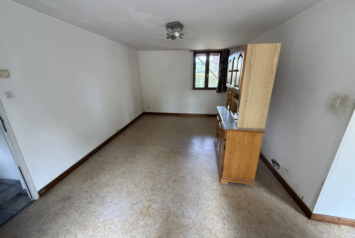 Charmante maison familiale de 185 m² à Saint-Priest-Bramefant avec grand terrain 