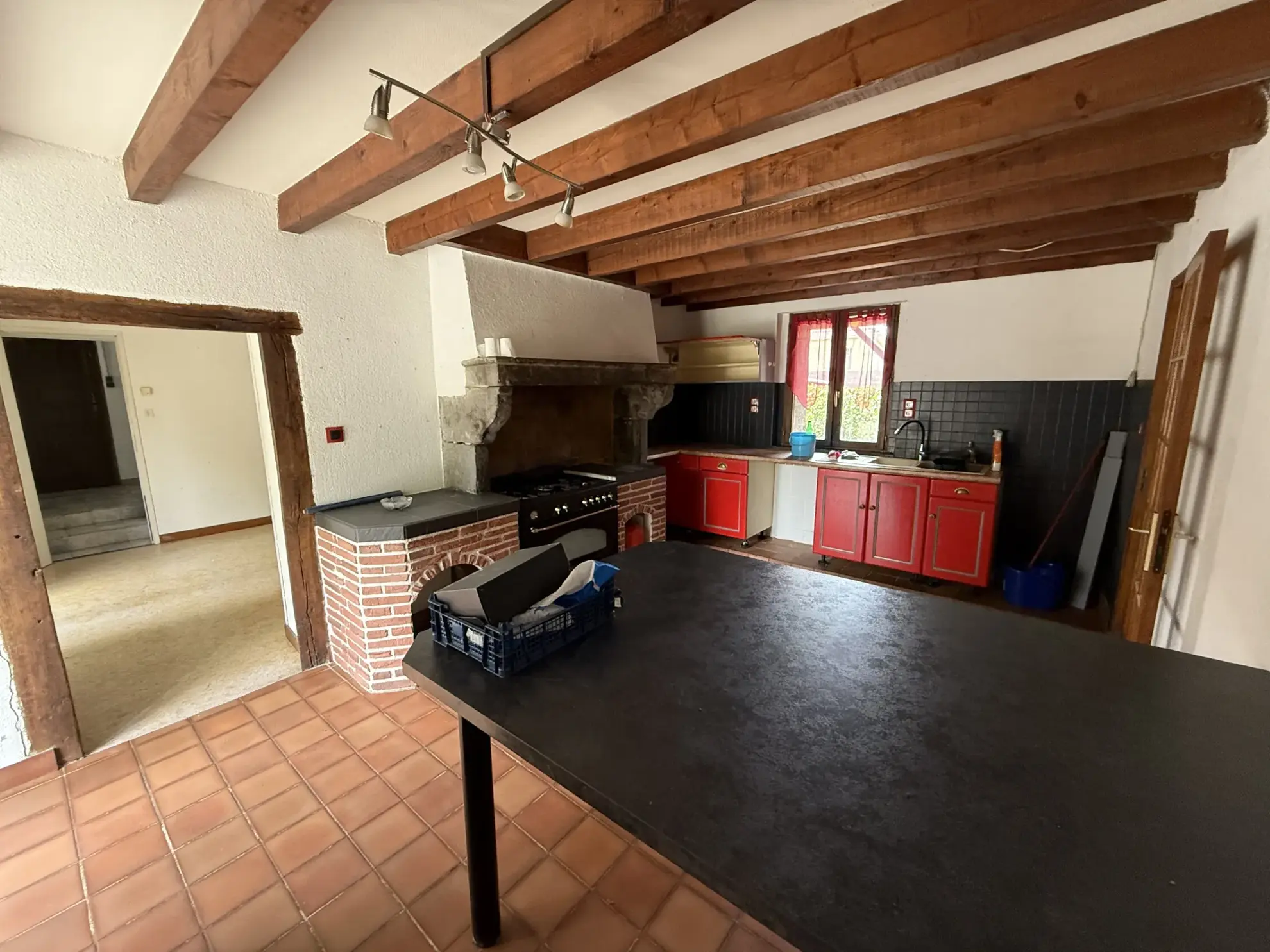 Charmante maison familiale de 185 m² à Saint-Priest-Bramefant avec grand terrain 