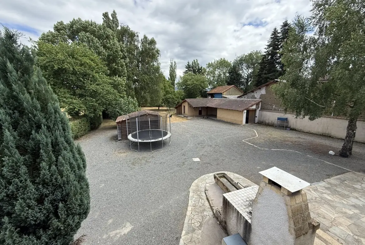 Charmante maison familiale de 185 m² à Saint-Priest-Bramefant avec grand terrain 