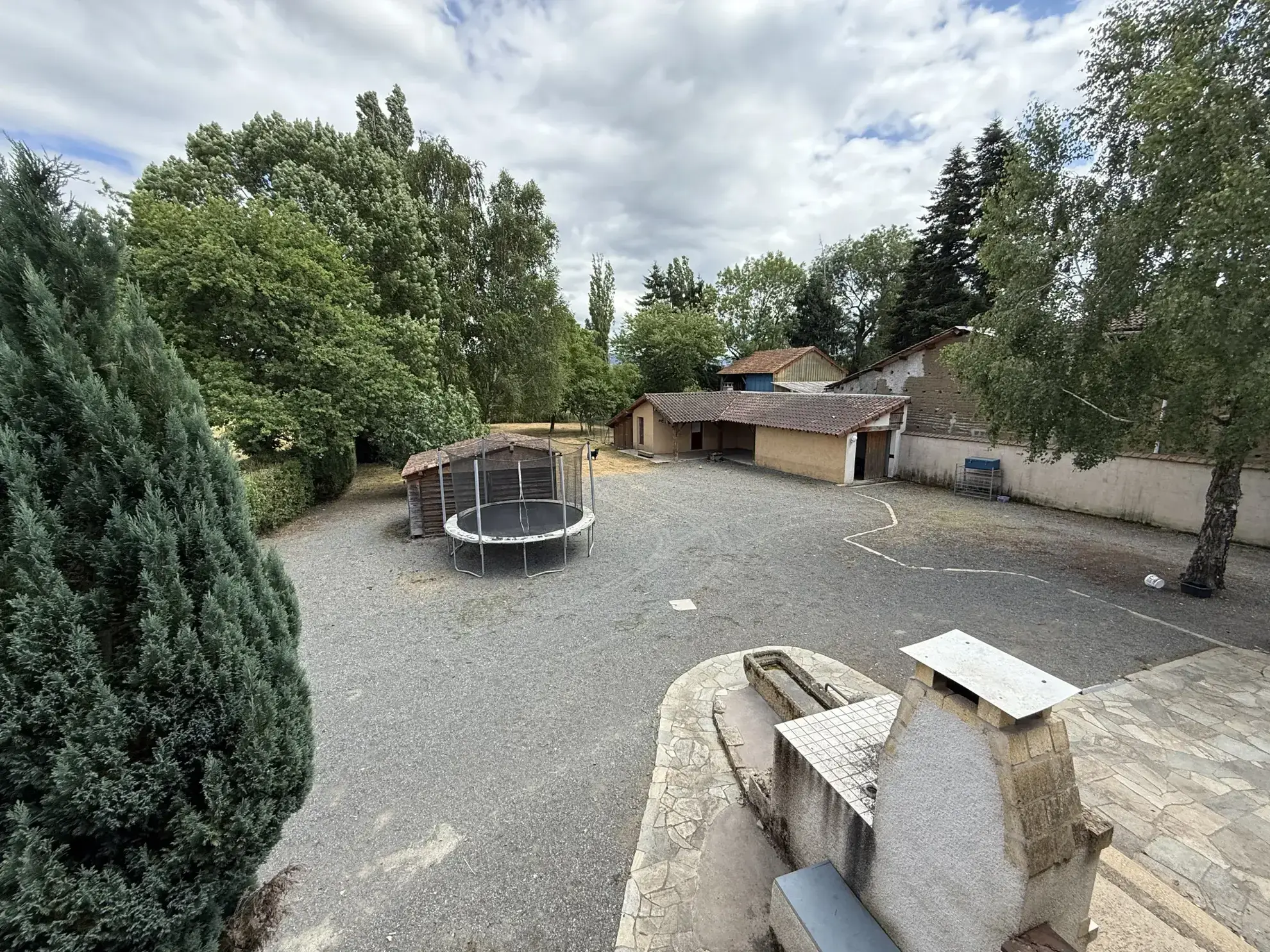 Charmante maison familiale de 185 m² à Saint-Priest-Bramefant avec grand terrain 