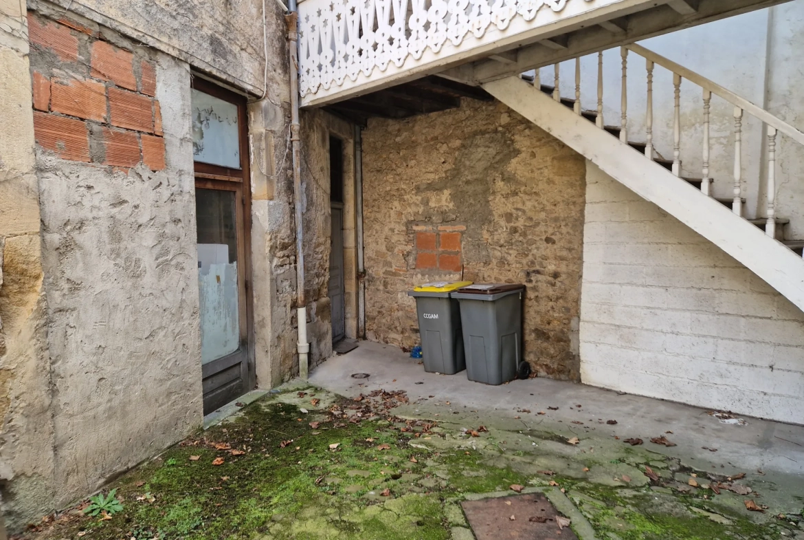 Immeuble multifonctionnel en centre-ville d'Autun avec local commercial et appartement duplex 