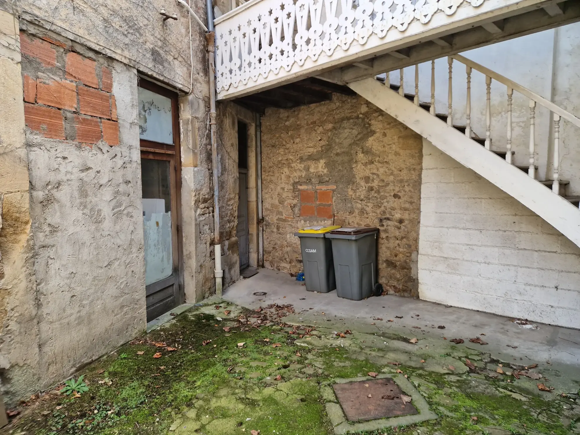 Immeuble multifonctionnel en centre-ville d'Autun avec local commercial et appartement duplex 