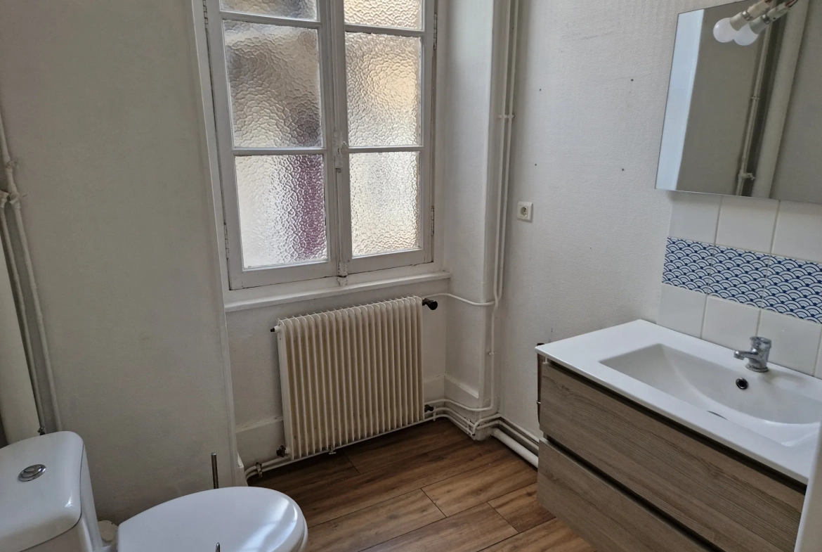 Immeuble multifonctionnel en centre-ville d'Autun avec local commercial et appartement duplex 