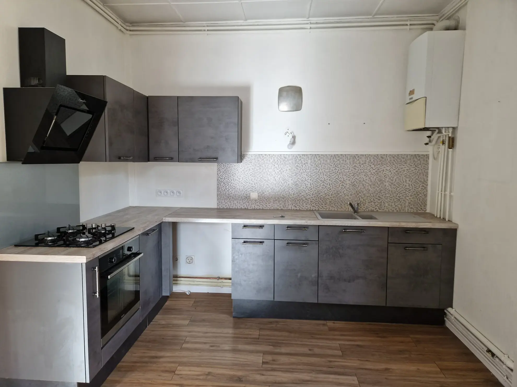 Immeuble multifonctionnel en centre-ville d'Autun avec local commercial et appartement duplex 