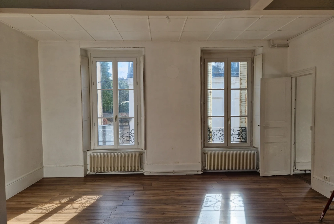 Immeuble multifonctionnel en centre-ville d'Autun avec local commercial et appartement duplex 
