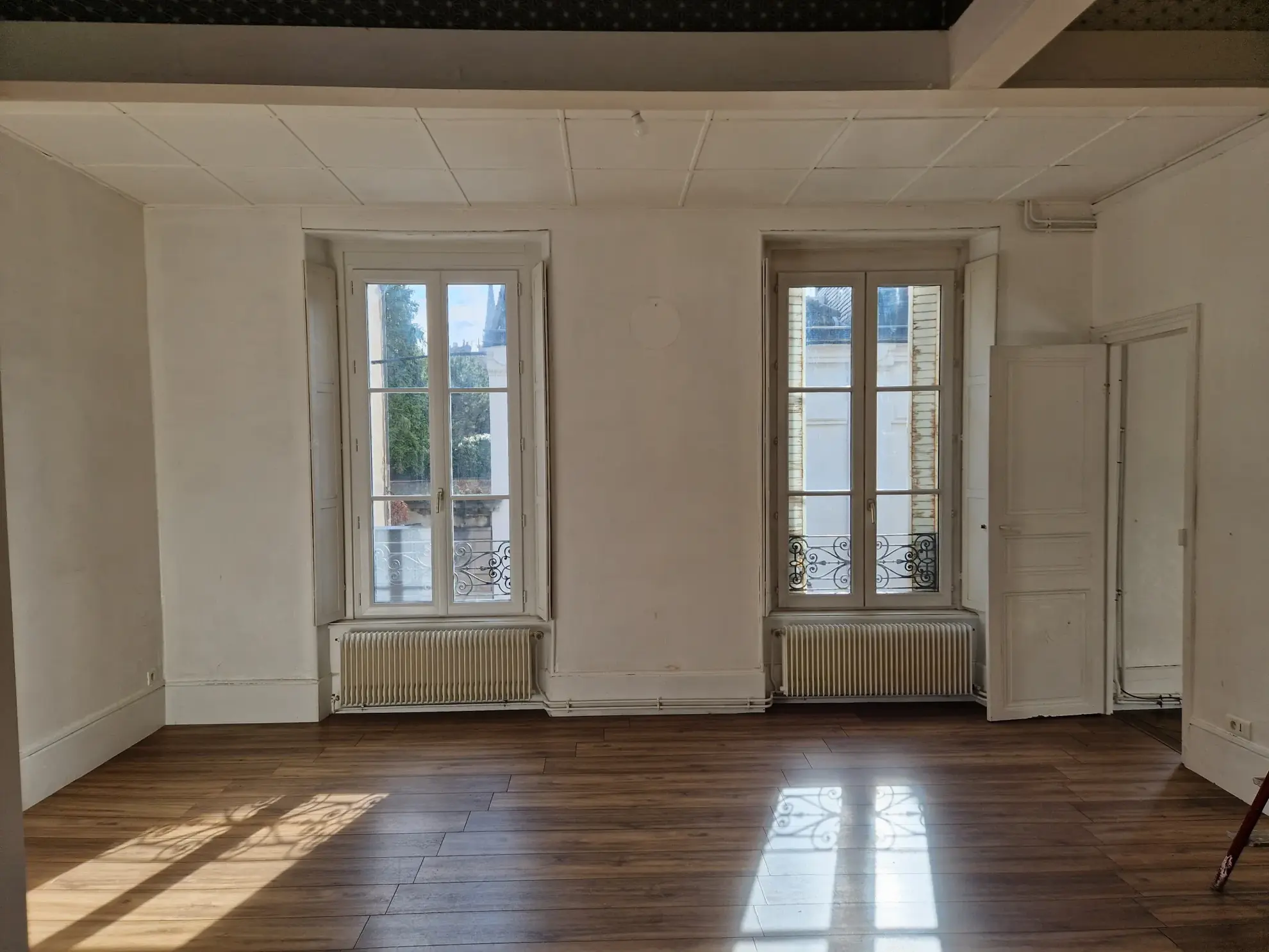 Immeuble multifonctionnel en centre-ville d'Autun avec local commercial et appartement duplex 