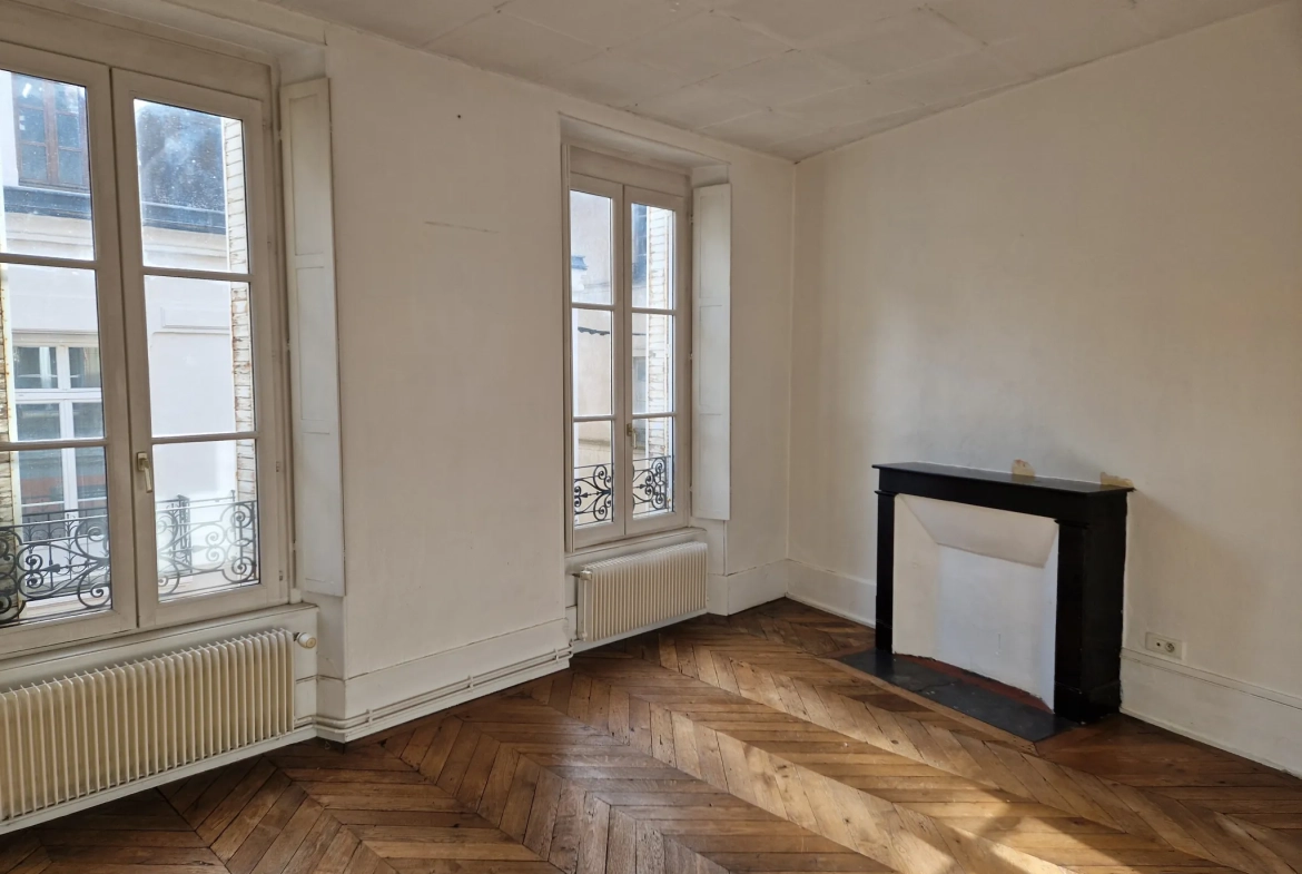 Immeuble multifonctionnel en centre-ville d'Autun avec local commercial et appartement duplex 