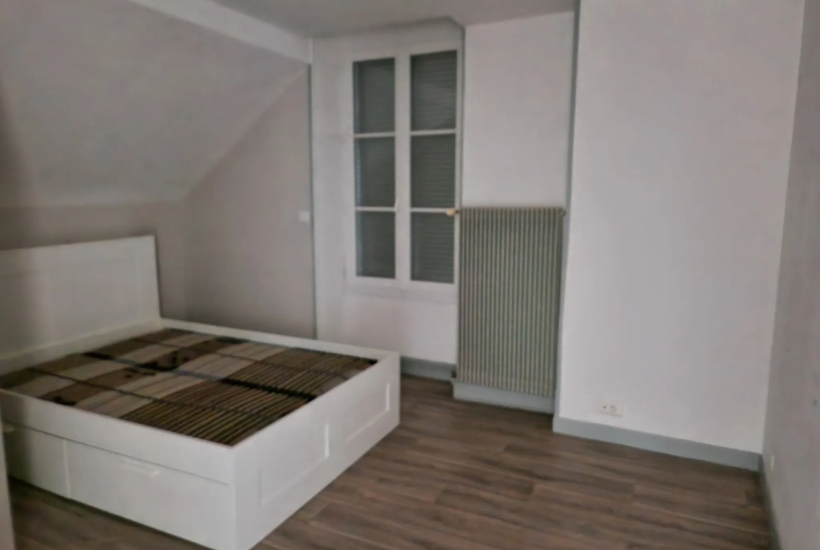 Immeuble multifonctionnel en centre-ville d'Autun avec local commercial et appartement duplex 
