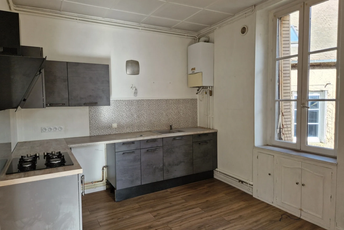 Immeuble multifonctionnel en centre-ville d'Autun avec local commercial et appartement duplex 
