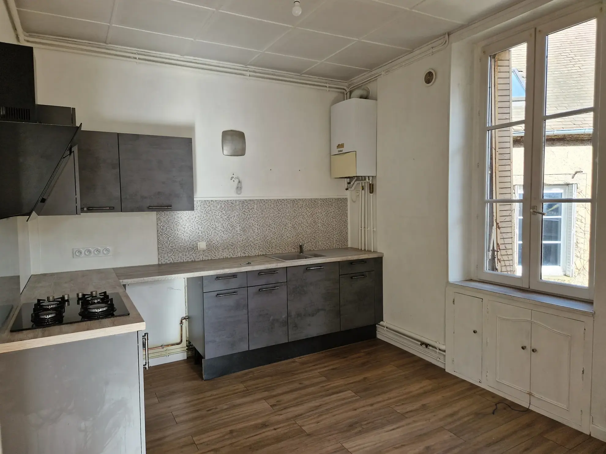 Immeuble multifonctionnel en centre-ville d'Autun avec local commercial et appartement duplex 