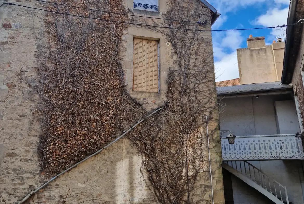 Immeuble multifonctionnel en centre-ville d'Autun avec local commercial et appartement duplex 