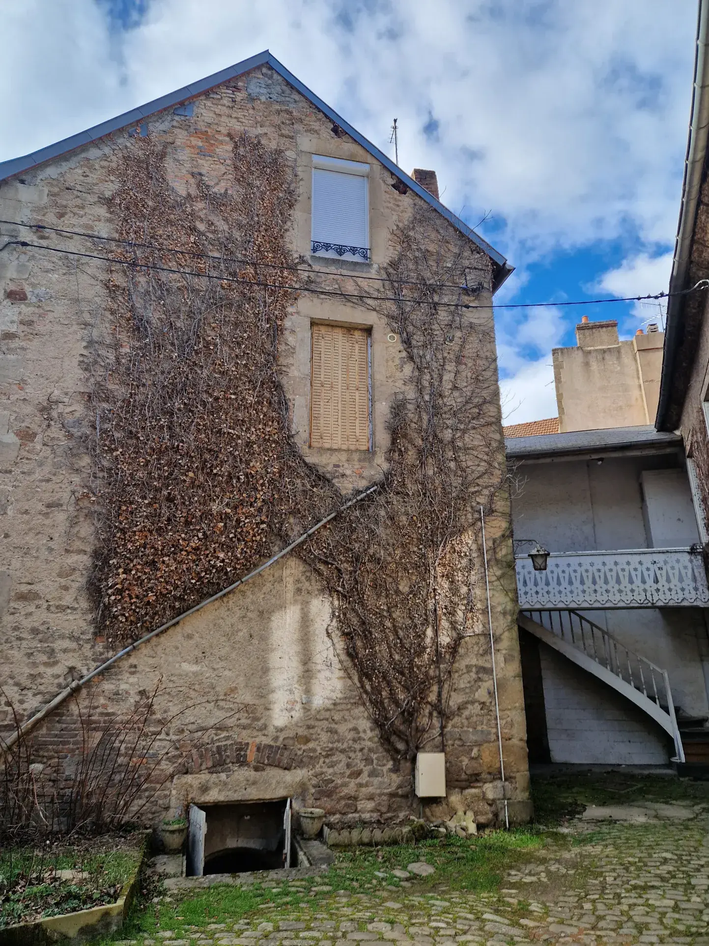 Immeuble multifonctionnel en centre-ville d'Autun avec local commercial et appartement duplex 