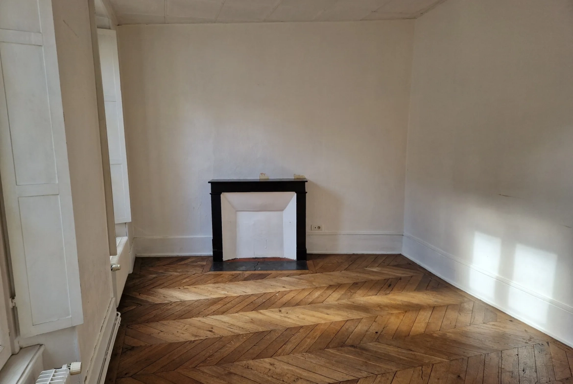 Immeuble multifonctionnel en centre-ville d'Autun avec local commercial et appartement duplex 