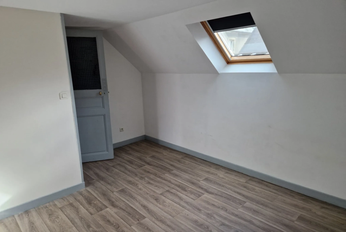 Immeuble multifonctionnel en centre-ville d'Autun avec local commercial et appartement duplex 