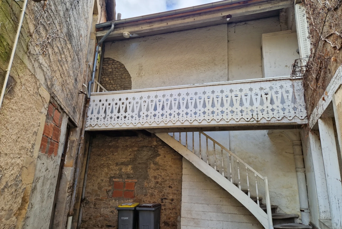Immeuble multifonctionnel en centre-ville d'Autun avec local commercial et appartement duplex 