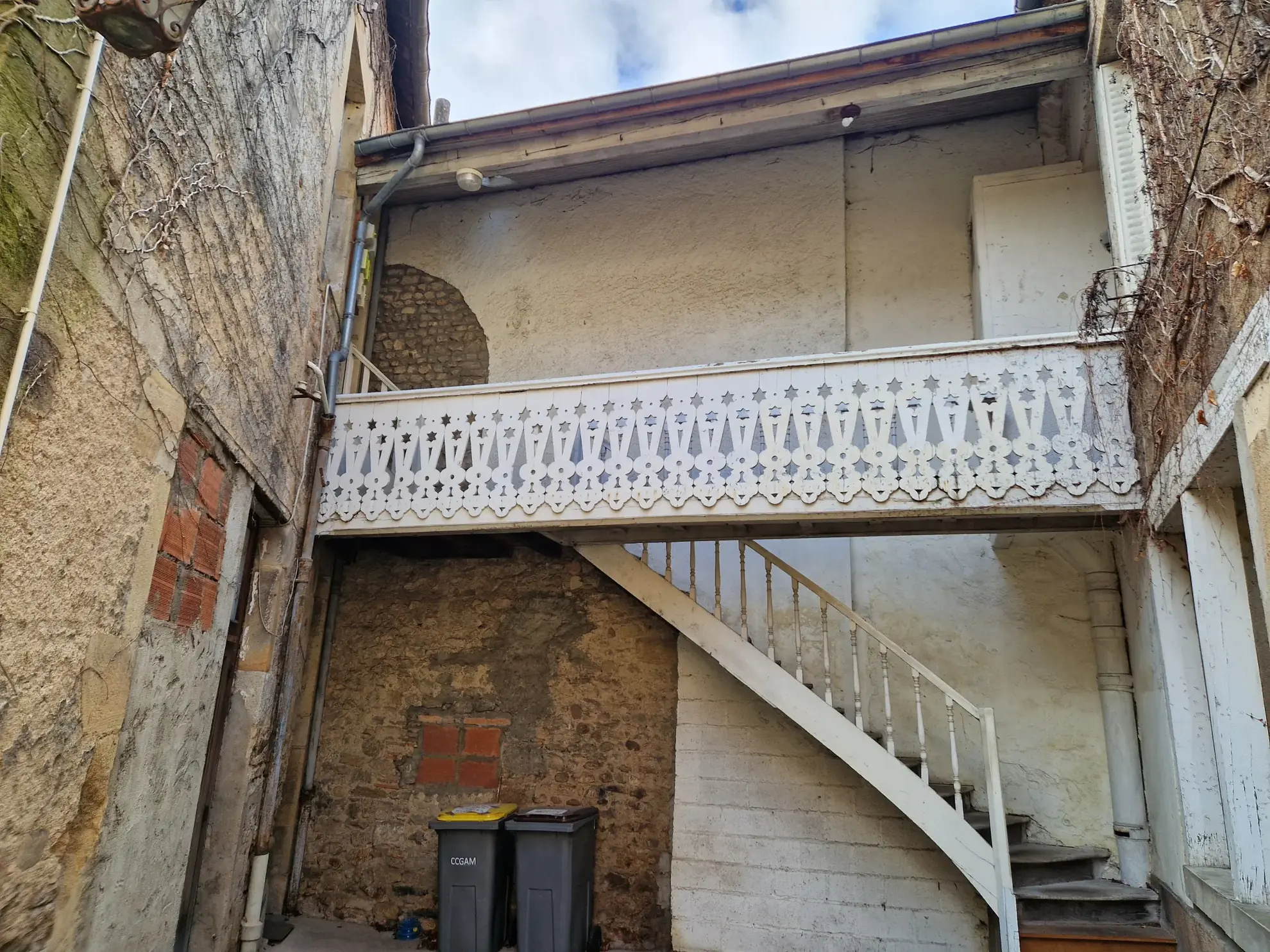 Immeuble multifonctionnel en centre-ville d'Autun avec local commercial et appartement duplex 