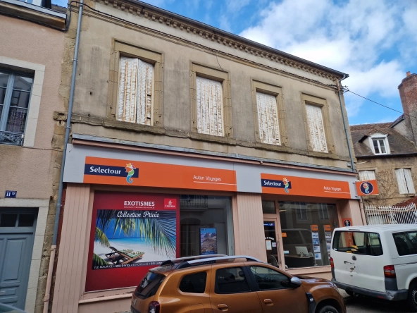 Immeuble multifonctionnel en centre-ville d'Autun avec local commercial et appartement duplex