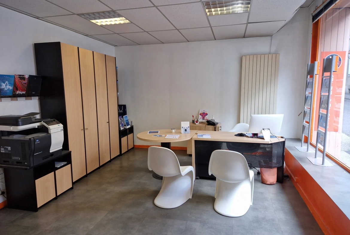 Immeuble multifonctionnel en centre-ville d'Autun avec local commercial et appartement duplex 