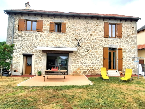 Maison en pierre avec 4 chambres, jardin et garage à Lacapelle del Fraysse