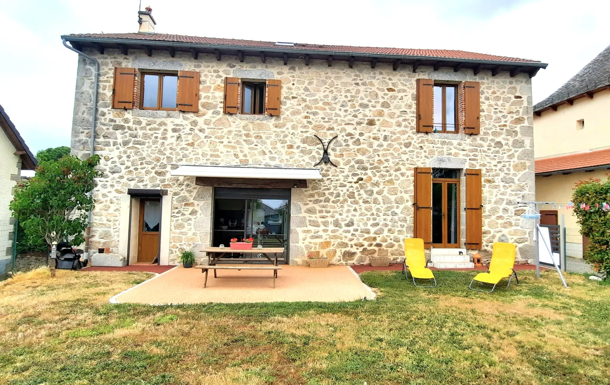 Maison en pierre avec 4 chambres, jardin et garage à Lacapelle del Fraysse 