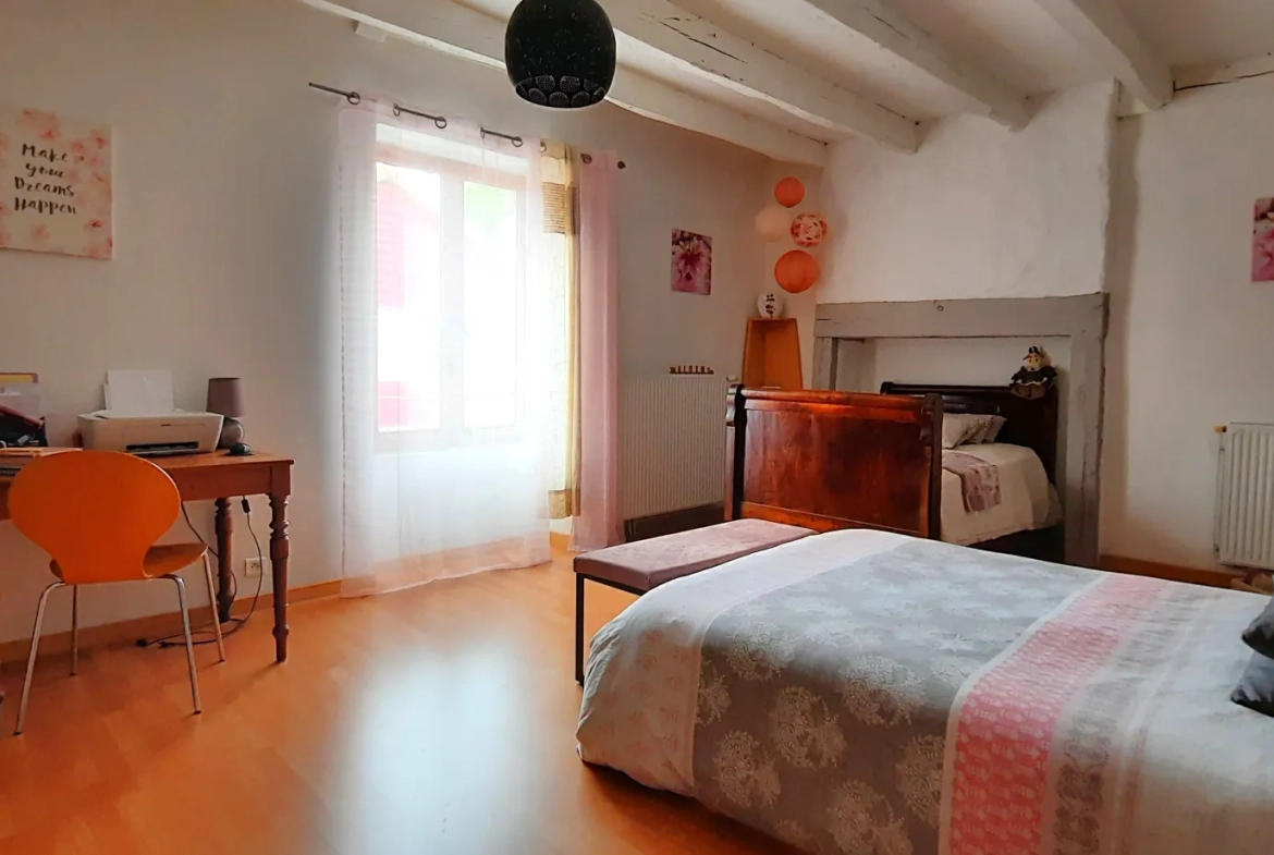 Maison en pierre avec 4 chambres, jardin et garage à Lacapelle del Fraysse 
