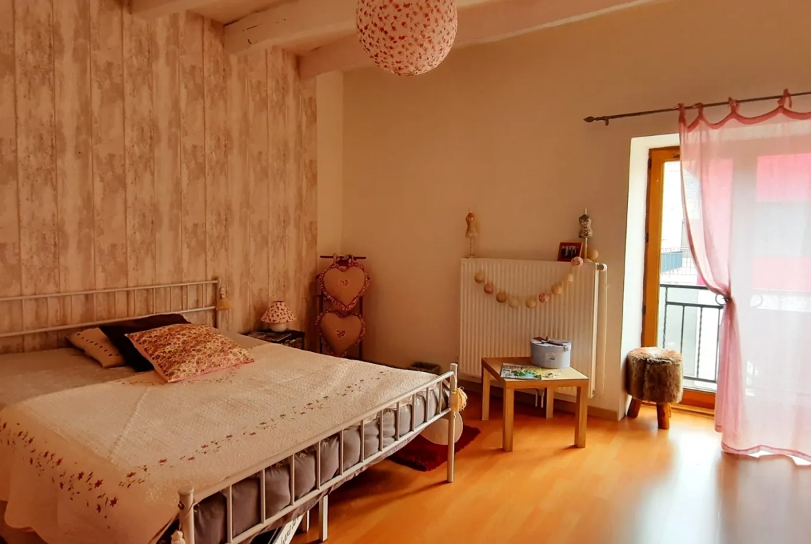 Maison en pierre avec 4 chambres, jardin et garage à Lacapelle del Fraysse 