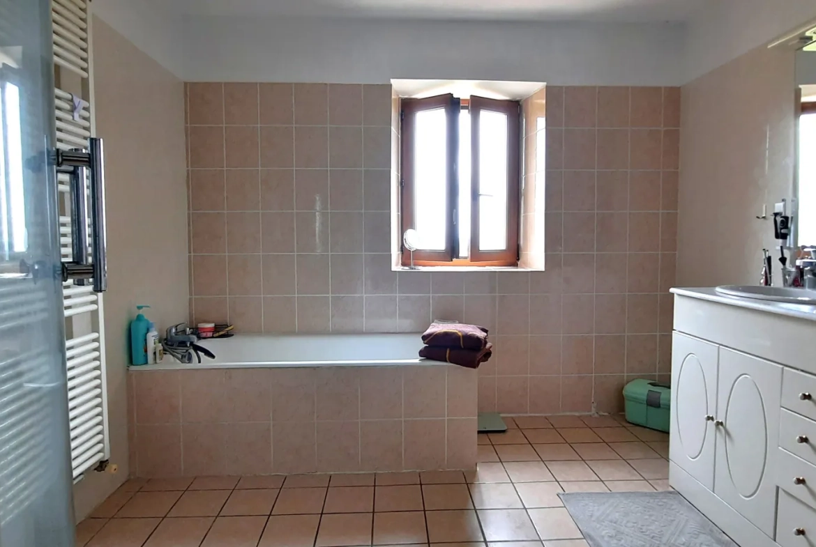 Maison en pierre avec 4 chambres, jardin et garage à Lacapelle del Fraysse 