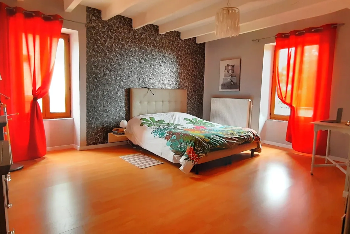 Maison en pierre avec 4 chambres, jardin et garage à Lacapelle del Fraysse 