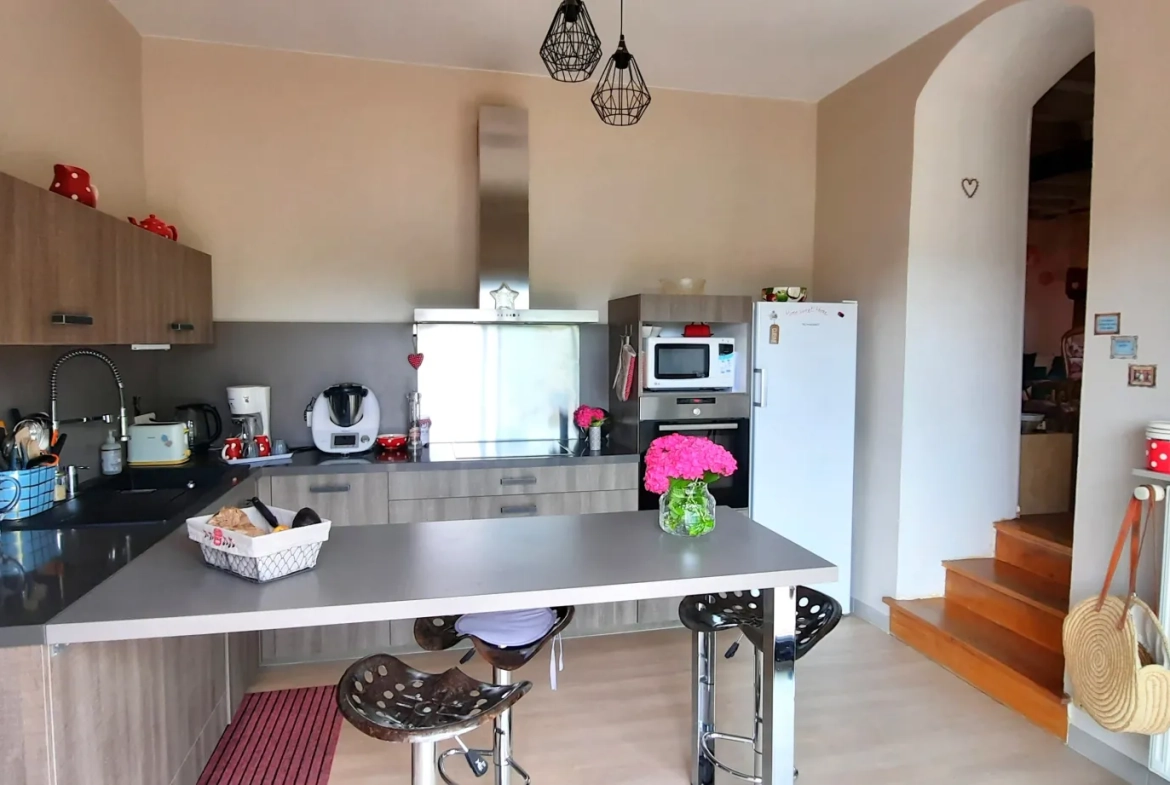 Maison en pierre avec 4 chambres, jardin et garage à Lacapelle del Fraysse 