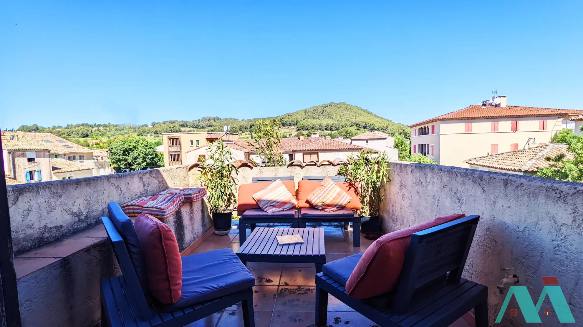 Appartement T3 en duplex avec terrasse et garage au Beausset, charme et confort 