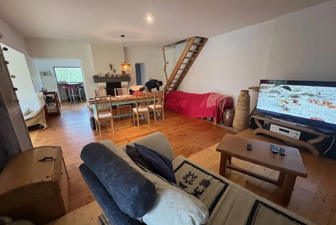 Maison en pierre rénovée avec magnifique vue sur la rivière à La Reorthe 