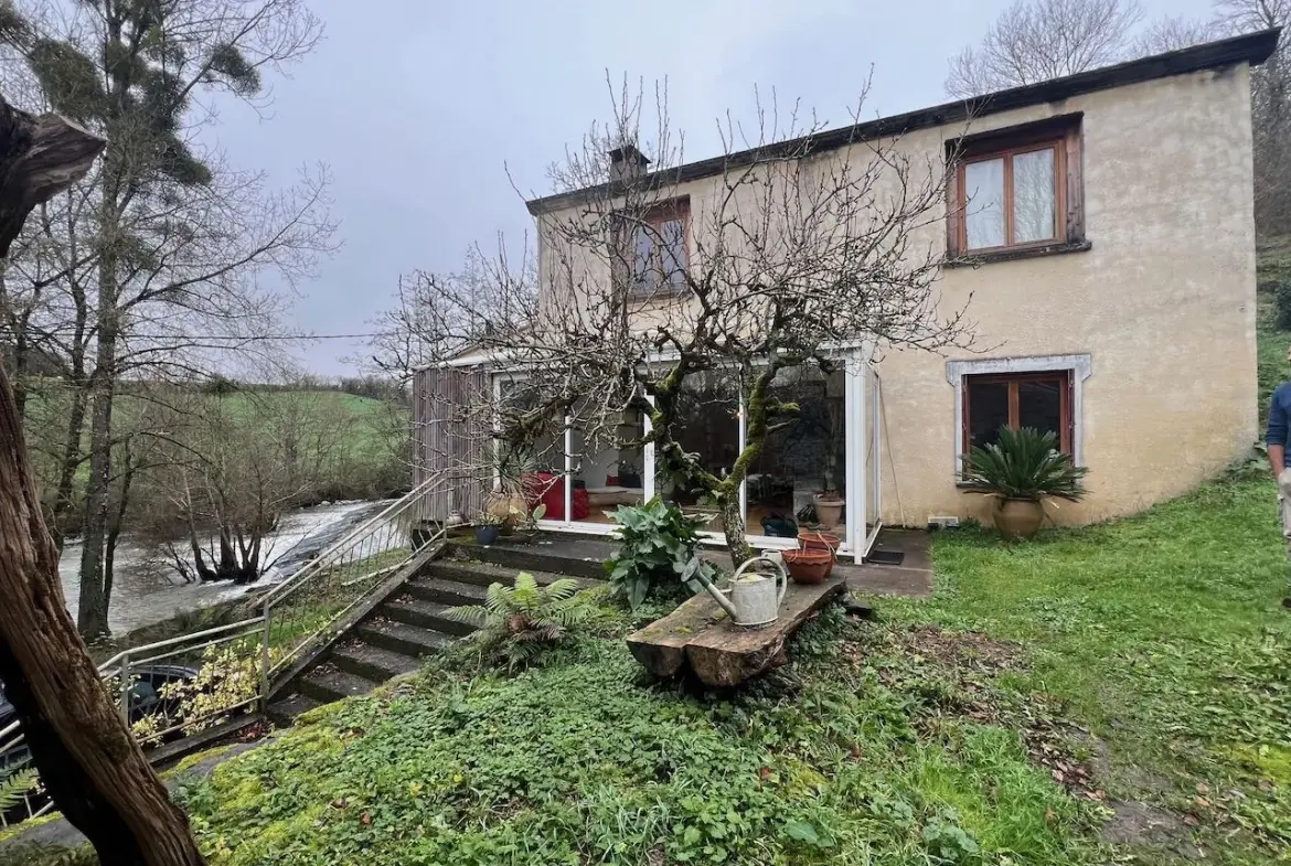 Maison en pierre rénovée avec magnifique vue sur la rivière à La Reorthe 