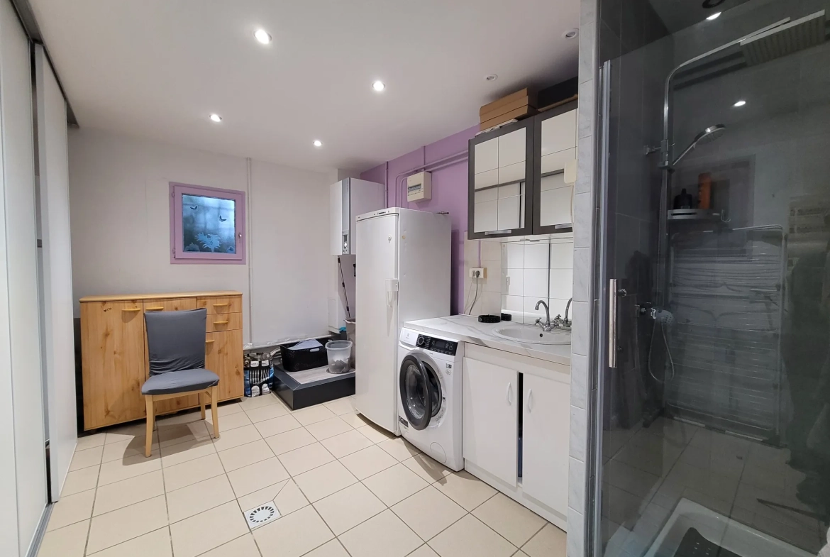 Maison familiale de 138 m² avec 5 chambres, garage et terrain à Misérieux 