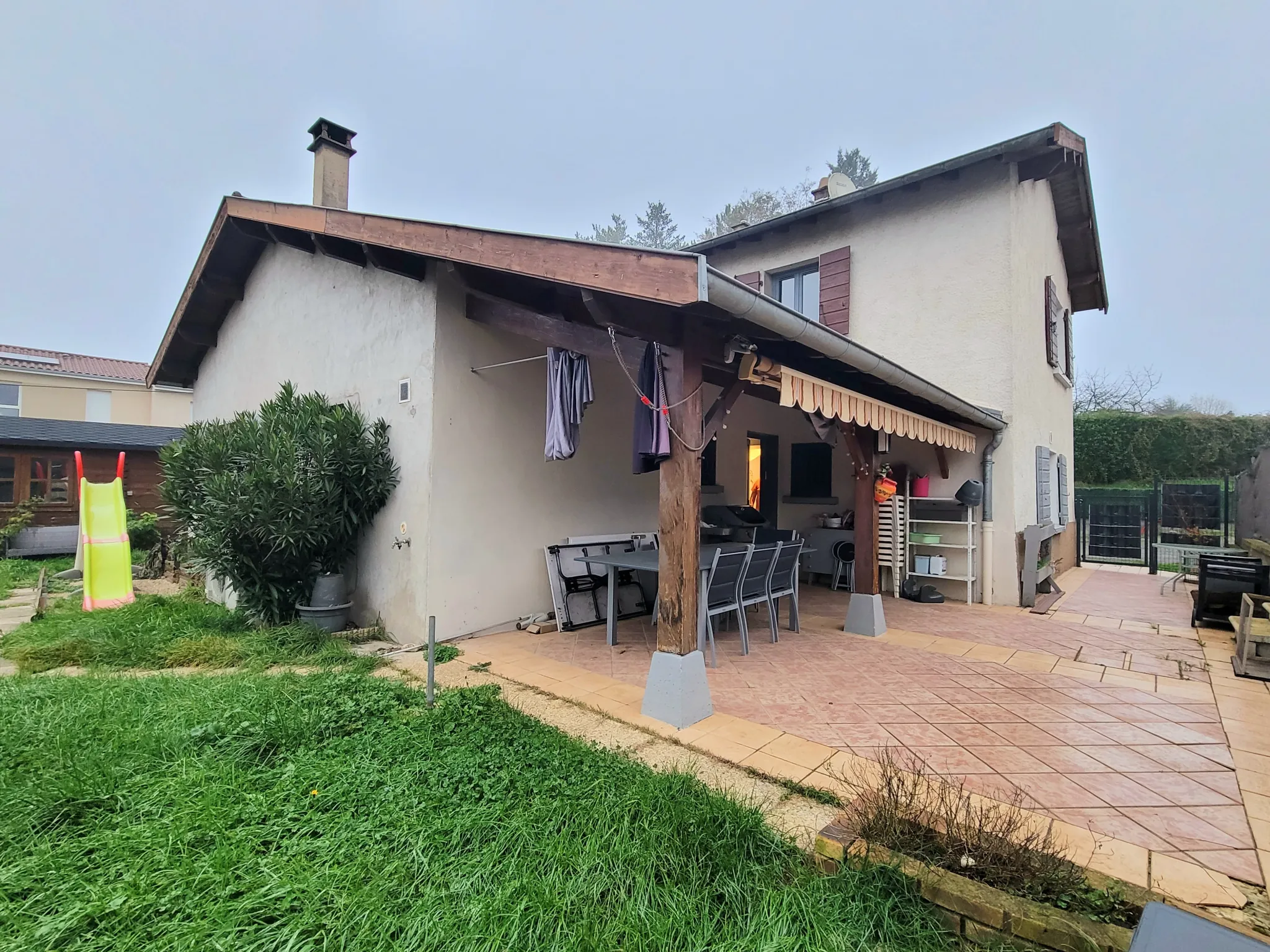 Maison familiale de 138 m² avec 5 chambres, garage et terrain à Misérieux 
