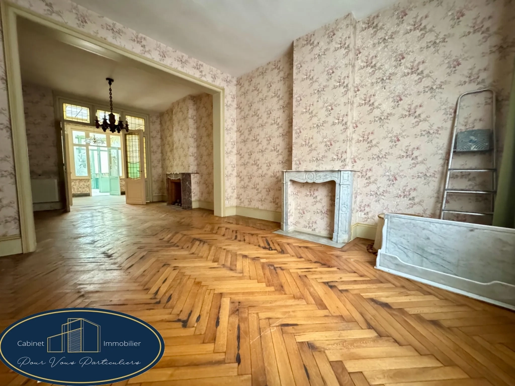 Maison de maître à vendre à Armentières - 182 m², jardin et potentiel à saisir