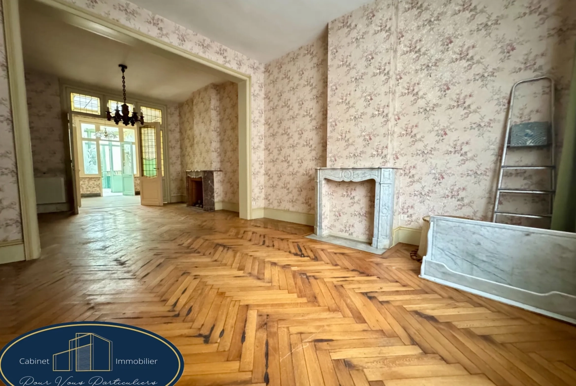 Maison de maître à vendre à Armentières - 182 m², jardin et potentiel à saisir 