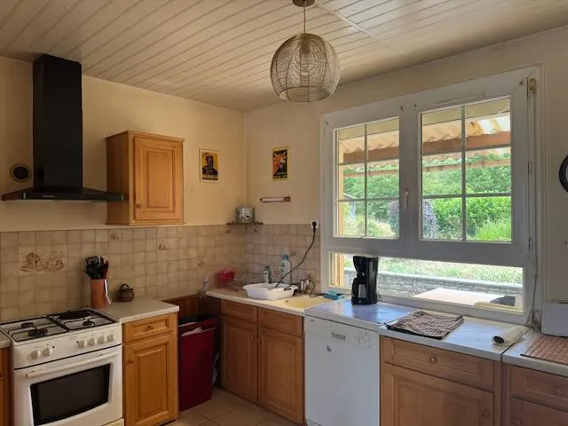 Maison de plain-pied de 124 m² avec jardin et garage à Thire 