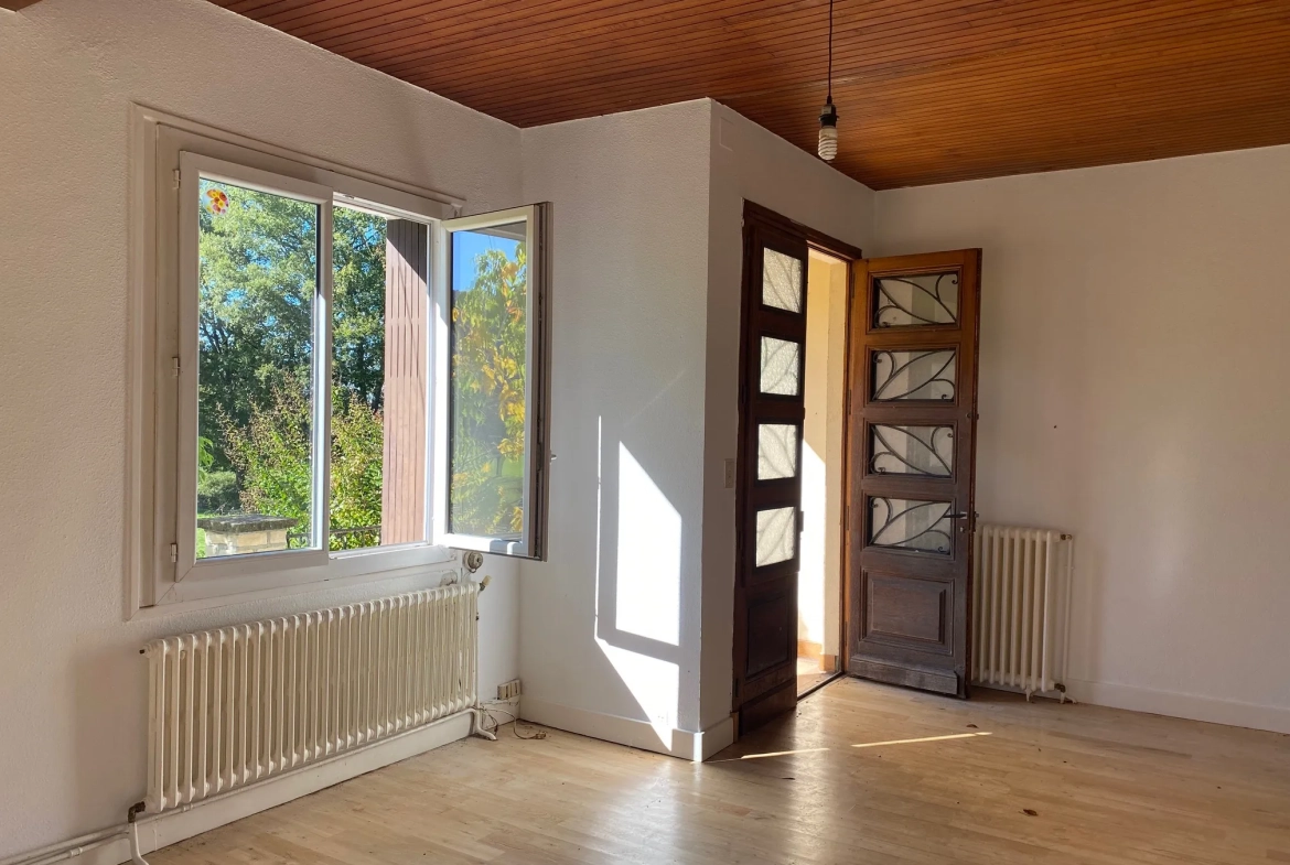 Maison familiale de 174 m² à Saint Paul de Serre avec terrasse et terrain de 3874 m² 