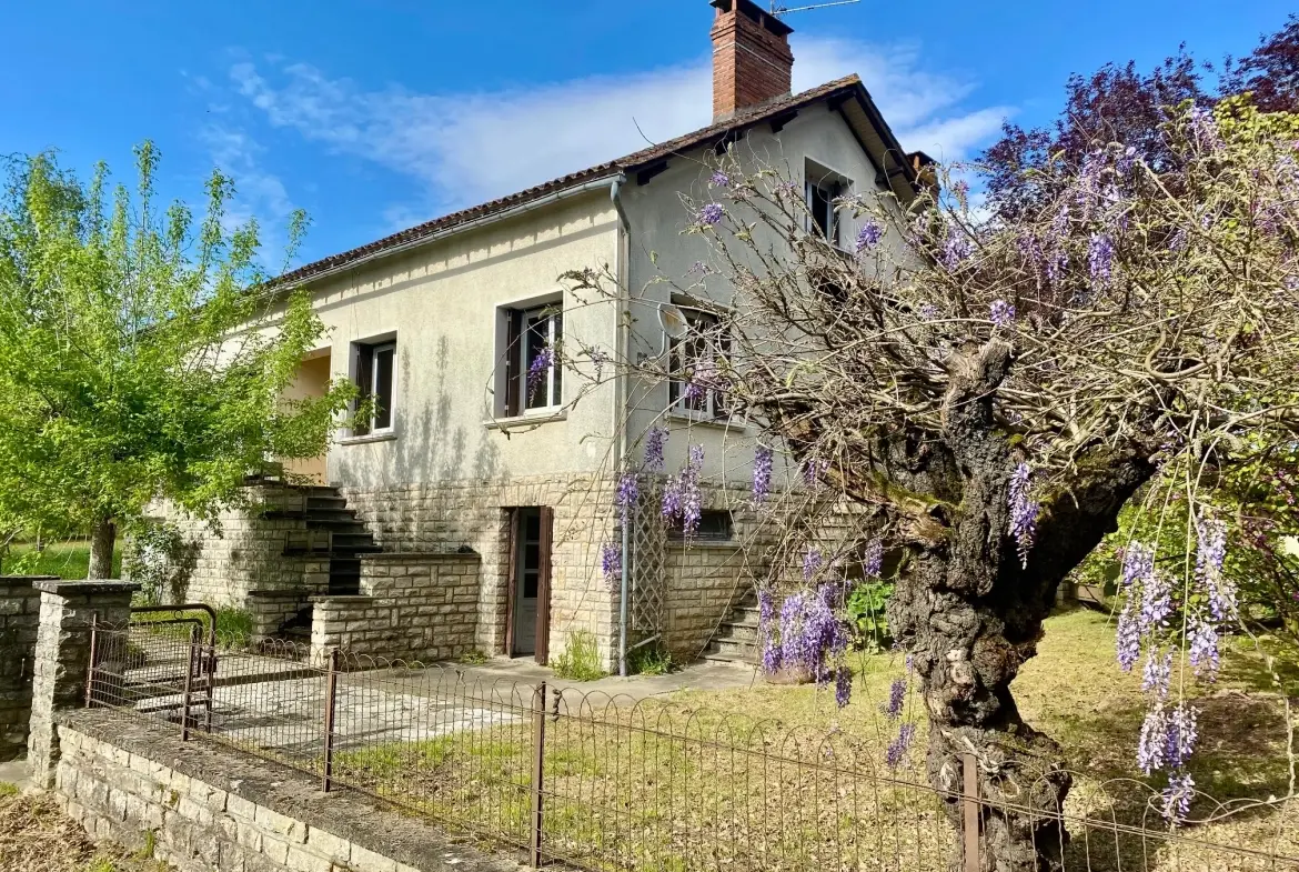 Maison familiale de 174 m² à Saint Paul de Serre avec terrasse et terrain de 3874 m² 