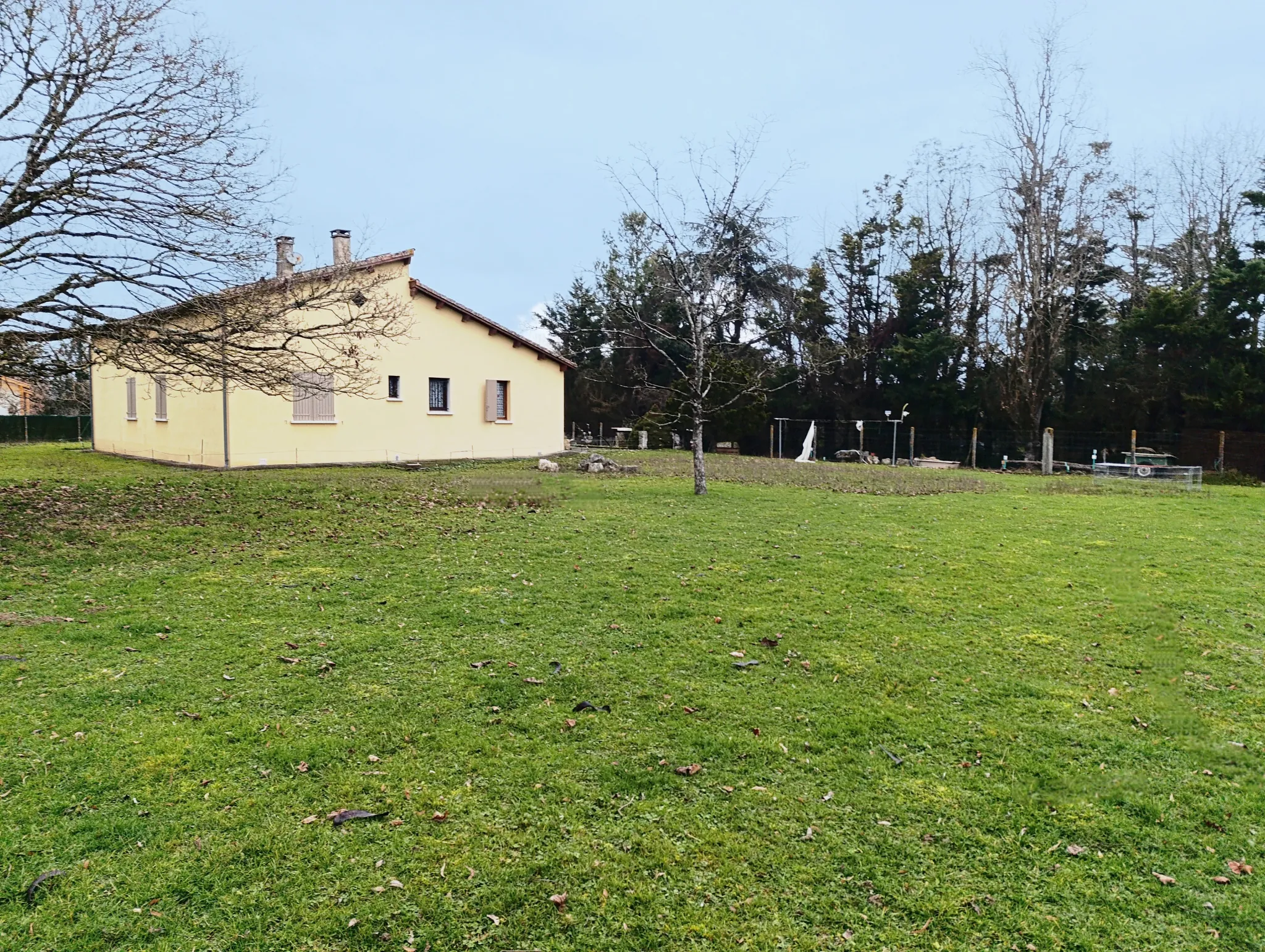 Maison de 102 m² avec terrain, hangar et combles aménageables à Sainte-Colombe-en-Bruilhois 