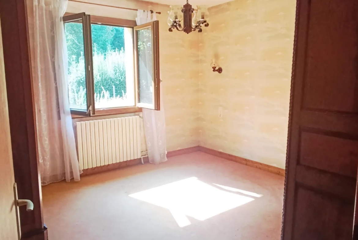 Maison de 102 m² avec terrain, hangar et combles aménageables à Sainte-Colombe-en-Bruilhois 