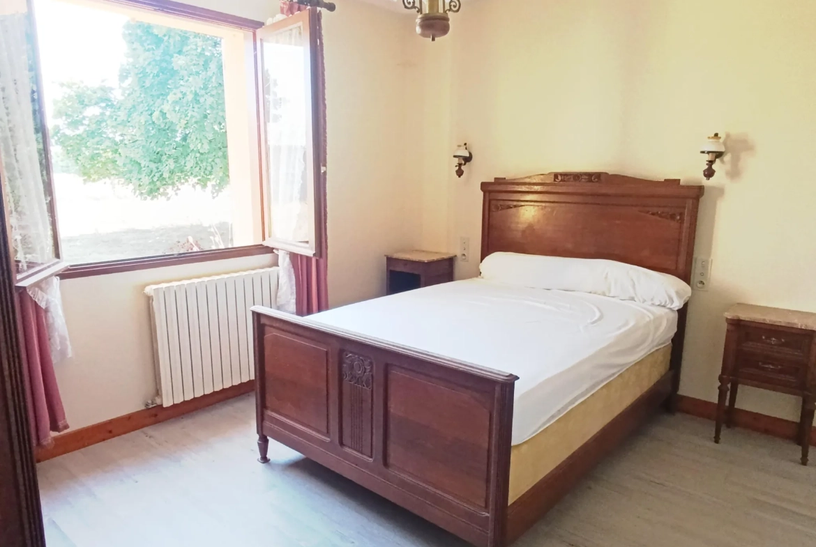 Maison de 102 m² avec terrain, hangar et combles aménageables à Sainte-Colombe-en-Bruilhois 