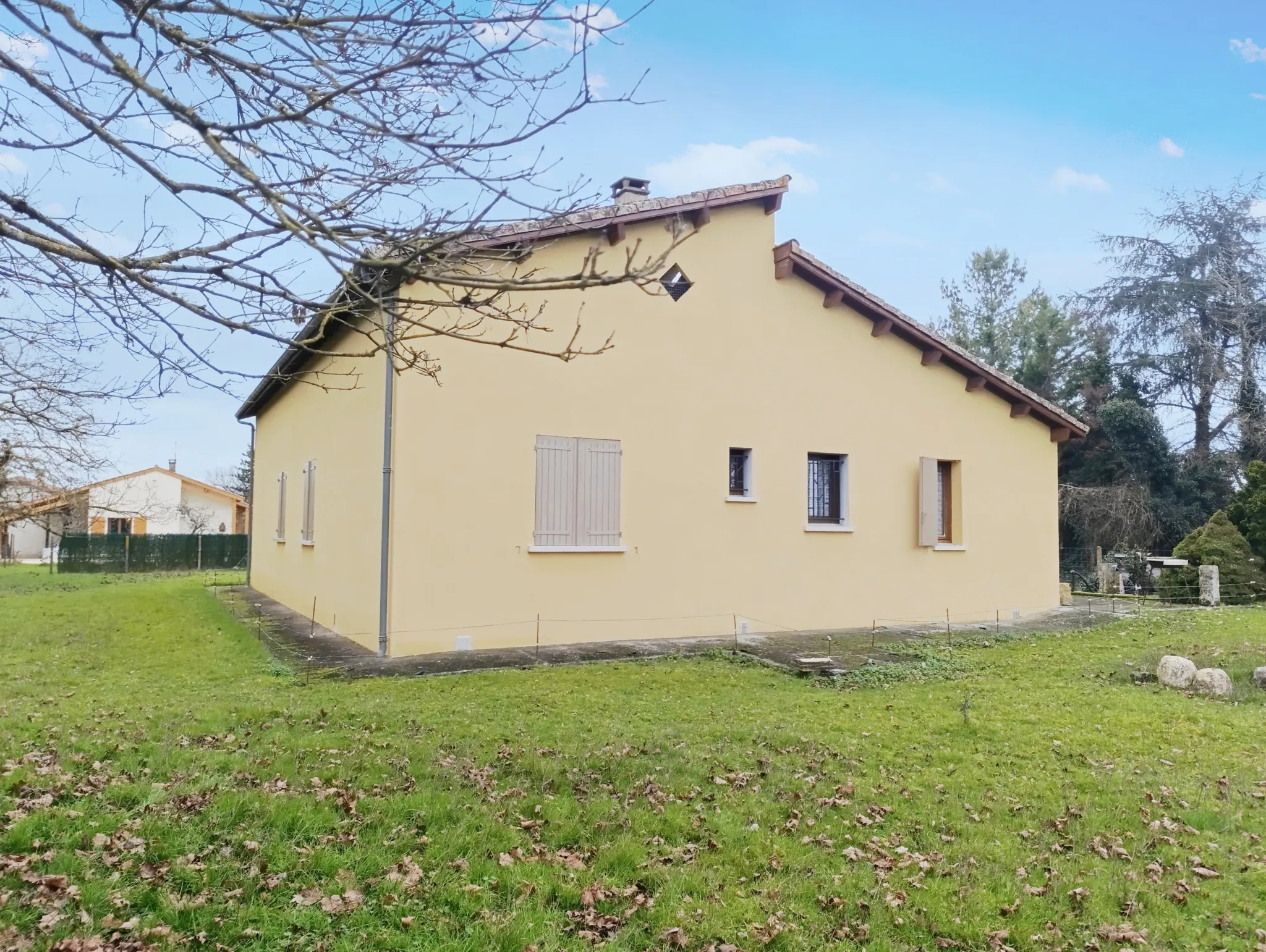 Maison de 102 m² avec terrain, hangar et combles aménageables à Sainte-Colombe-en-Bruilhois 