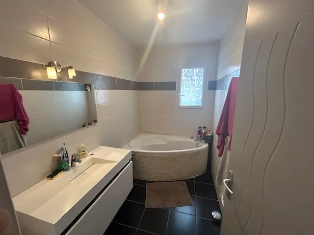 Maison à vendre à Saint Lezer : 120 m² avec 4 chambres, garage et terrain arboré 