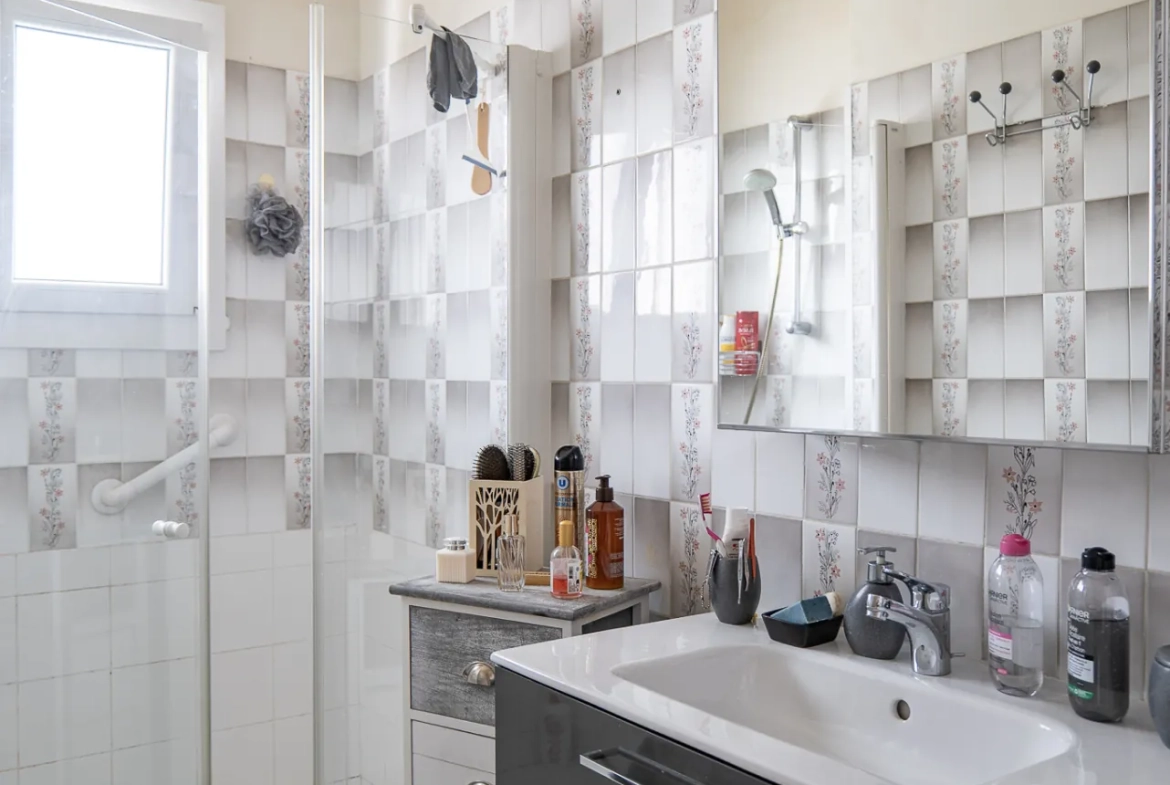Maison à Luçon avec sous-sol complet, 4 chambres, terrain clos, prêt à emménager 